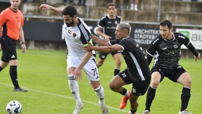 Archivbild: Hubert Ziegler
Ertugrul Er (Mitte) wird der DJK Gebenbach nach seiner Tätlichkeit im Spiel gegen Erlangen für drei Spiele nicht zur Verfügung stehen.