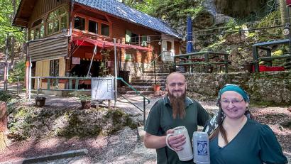 Bild: Stephan Huber
Seit 2023 sind sie hier die Wirtsleute: Für Stephan und Sabrina Oeh sind die Hütte mit Waldschänke, Biergarten und die zugehörige Tropfsteinhöhle ein Herzensprojekt, das sie langfristig betreiben und weiterentwickeln wollen.