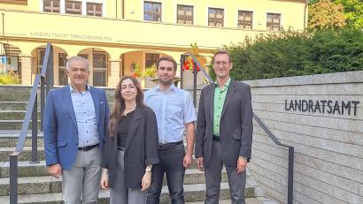 Bild: Fabian Polster, Landratsamt Tirschenreuth
Landrat Roland Grillmeier zusammen mit den neuen Abteilungsleiterin Ayla Spiegler, Sebastian Kern und Markus Zapf (von links).