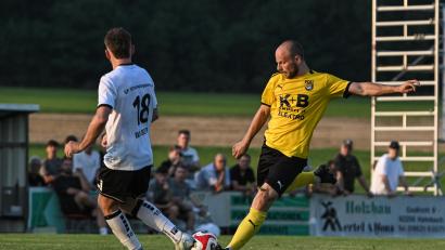 Bild: Loeffler, Jonas
Friedrich Lieder (rechts) erzielte beide Tore für den FC Amberg im Duell gegen die Sportfreunde aus Upo.