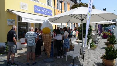 Bild: ak
Eine Gratis-Kugel Eis gab es am Donnerstag in Kemnath für die Leser von Oberpfalz-Medien.