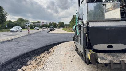 Bild: Heike Unger
Zwischen Amberg und Haselmühl, an der Vilstalstraße, wird gerade eine neue Abbiegespur (Bildmitte) für das künftige Zoll-Trainingszentrum gebaut. Deshalb wurde hier ein Stück des beliebten Geh- und Radwegs (geschotterter Bereich) abgebrochen.
