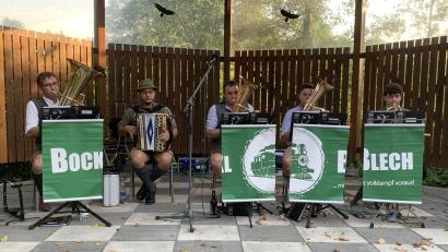 Bild: adj
Ein musikalisches Highlight bot die Gruppe Bockl Blech beim Finale der Serenaden in der Freizeitanlage in Neustadt.