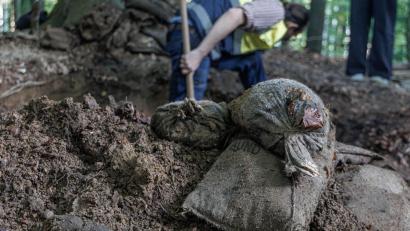 Bild: Markus Scholz/dpa
Archäologen haben in Schleswig-Holstein Bundeswehr-Sandsäcke gefunden.