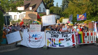 Bild: jr
Knapp einhundert Gegendemonstranten waren zum Kettelerhaus gekommen, sie protestierten mit Bannern, Trillerpfeifen und Sprechchören gegen die AfD-Veranstaltung.