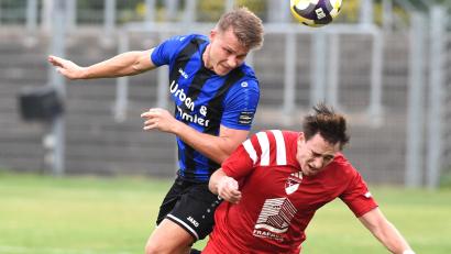 Bild: Gerhard Büttner
Christoph Fenninger (links) beim Kopfball: Für die SpVgg SV Weiden reichte es gegen den SC Großschwarzenlohe nur zu einem 1:1.