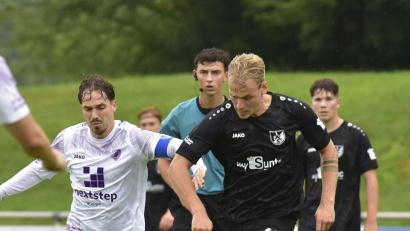 Bild: mhs
Timon Porcher (rechts/Szene aus dem Spiel gegen den TSV Kareth) gelang gegen Parsberg das Ehrentor