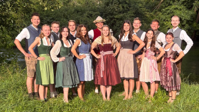 Bild: bjo
Die acht Kirwapaare mit Oberkirwapaar Paul Hass und Elena Haas sind bereit. Von 23. bis 25. August ist in Winbuch wieder Kirwa.