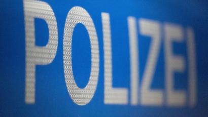 Symbolbild: Marijan Murat/dpa
Ein überladener Holztransporter aus dem Erzgebirge wurde auf der A 93 bei Thiersheim gestoppt. Der Fahrer muss nun mit einem Bußgeld rechnen.