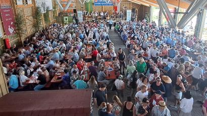 Bild: gis
Die Festhalle war beim Frühschoppen voll. Der 2. Vorstand der Feuerwehr, Walter Ehlich, begrüßte die Besucher.