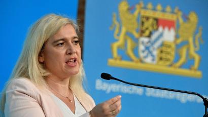 Bild: Peter Kneffel/dpa
Landtagsabgeordnete Melanie Huml geht bei der Kommunalwahl 2026 für die CSU ins Rennen um den OB-Posten in ihrer Heimatstadt Bamberg. (Archivbild)