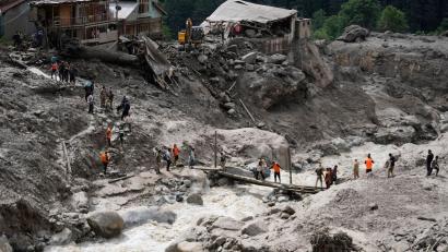Bild: Channi Anand/AP/dpa
Die Wassermassen überraschten Pilger beim Essen. Mindestens 65 Menschen sind in Kaschmir bei einer Sturzflut gestorben.
