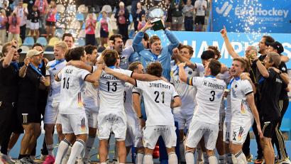 Bild: Federico Gambarini/dpa
Das deutsche Hockey-Team feiert den insgesamt neunten EM-Titel.