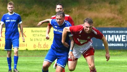 Bild: Gerhard Büttner
Die Spieler der SpVgg Vohenstrauß (rote Trikots) haben sich mit dem Erfolg gegen den SV Hahnbach der Spitzengruppe der Bezirksliga Ost angenähert.