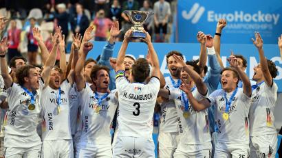 Bild: Federico Gambarini/dpa
Mats Grambusch mit seinem letzten Pokal.