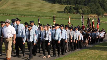 Bild: kro
Im Festzug geht es zum Jubiläumsgottesdienst der Feuerwehr an Mariä Himmelfahrt in Hermannsreuth.