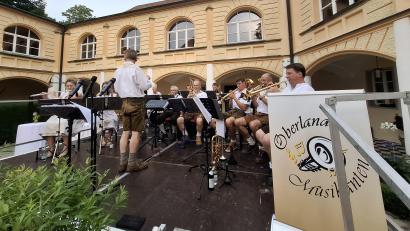 Bild: jua
Die "Oberland Musikanten" spielten auf Schloss Guteneck.