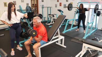 Bild: mrr
Pia Bayer arbeitet mit ihren Mitgliedern Paul Färber und Melina Fleischmann (von links) die individuellen Trainingspläne aus und begleitet sie bei der Umsetzung in ihrem Fitnessstudio "Vilstal Gym" in Rieden.