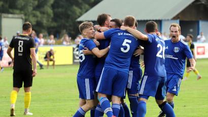 Bild: war
Jubel beim SV Etzenricht, aus einer souverän von den Gästen herausgespielten 2:0-Führung wurden in der 89. und 90. Minute noch ein überraschenden 2:2 , rechts feiert Trainer Andy Wendl dieses dritte Unentschieden mit seinen Jungs.