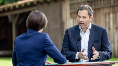 Bild: Axel Heimken/ZDF/dpa
Wie können die Löcher im Haushalt gestopft werden? „Da wird keine Option vom Tisch genommen“, sagt der Finanzminister.