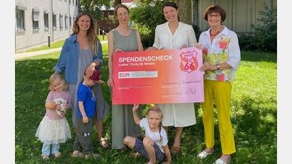 Bild: Lissy Knipl-Zörkler, Kliniken Nordoberpfalz
Samantha Pflieger, Daniela Bielefeldt und Lena Meier (von links) vom Ladies Circle 66 Weiden übergaben an Waltraud Koller-Girke (rechts) vom Förderverein für Schwerkranke 4500 Euro.