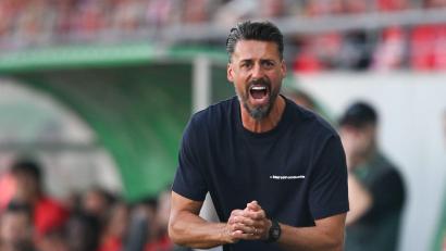 Bild: Hendrik Schmidt/dpa
Augsburgs Trainer Sandro Wagner ist mit Leidenschaft bei seinem Debüt im Einsatz.