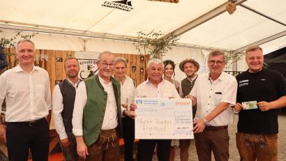 Bild: mrr
Über die anonyme Spende fürs Freibad Rieden freuen sich: (von links) MdL Harald Schwartz, MdL Bernd Heinisch, Erster Bürgermeister Erwin Geitner, Zweiter Bürgermeister Josef Weinfurtner, Altbürgermeister Gotthard Färber, das bisherige Oberkirwapaar Hanna Döberl und Luca Hollweck, Schmidmühlens Bürgermeister Peter Braun und Kirwaleit-Chef Marcel Malotta.