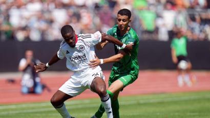 Bild: Thomas Frey/dpa
Eintracht Frankfurt um Niels Nkounkou (l) steht in der zweiten Runde des DFB-Pokals.