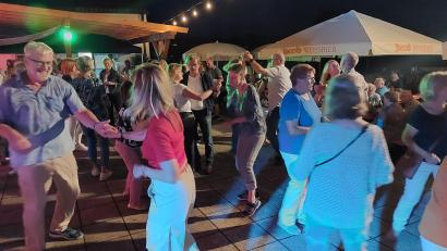 Bild: Kunz
Ab auf die Tanzfläche: Die Besucher des Terrassenkonzertes der DJK Weiden tanzten zu Hits aus vergangenen Jahrzehnten.