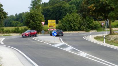 Bild: jp
Nach fast vier Wochen wurden die Bauarbeiten beendet. Die B299 wurde, wie hier an der Einmündung bei Lauterhofen in Richtung Amberg und Neumarkt neu asphaltiert. Außerdem wurden die Verkehrsinseln neu betoniert und neue Straßenmarkierungen aufgebracht.