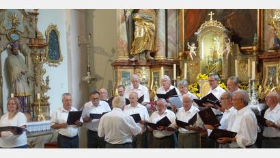Bild: mma
Der Gesangverein Traßlberg beim Mariensingen in der Wallfahrtskirche auf dem Frohnberg. Saskia Krügelstein (links) war als Solistin zu hören.
