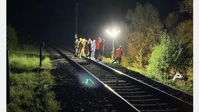 Bild: Schmelzer/vifogra/dpa
Der 23-jährige Autofahrer und sein Beifahrer starben vermutlich direkt beim Zusammenprall mit dem Zug.