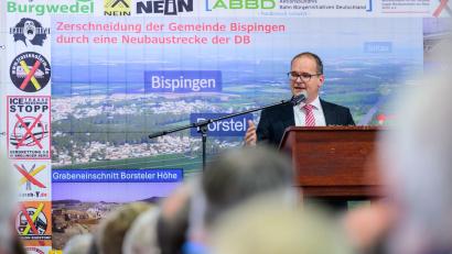 Bild: Philipp Schulze/dpa
Grant Hendrik Tonne (SPD), Minister für Wirtschaft, Verkehr und Bauen von Niedersachsen, spricht beim „Heidegipfel“ zu dem die Bürgerinitiativen Pro-Alpha-E und der Projektbeirat Alpha-E eingeladen haben.