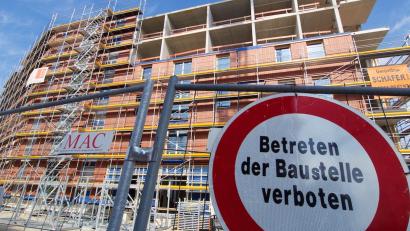 Bild: Carsten Hoefer/dpa
Die Grünen im bayerischen Landtag wollen Wohnen im Freistaat erschwinglicher machen (Archivbild).