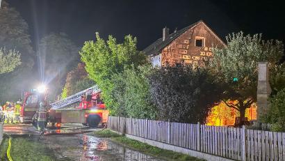 Bild: Kreisbrandinspektion Amberg-Sulzbach
Ein Großaufgebot an Einsatzkräften war am Freitagabend bei einem Brand in Wolfsbach gefordert.