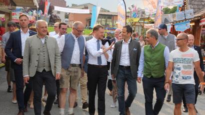 Bild: kro
Gang durch das Wiesenfest: (Von links) Landrat Roland Grillmeier, Bürgermeister Roman Schäffler, Sachsens Ministerpräsident Michael Kretschmer, MdB Albert Rupprecht, Leonhard Zintl und stellvertretender Landrat Dr. Alfred Scheidler.
