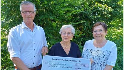 Bild: u
Dr. Burglinde Dausch (Mitte) überreichte den Scheck über 4230 Euro an Hermann Falk, Bürgermeister von Hirschau und stellvertretender Vorsitzender von Africa Luz, und an Bärbel Birner, ehrenamtliche Geschäftsführerin der Organisation.