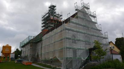 Bild: jr
Die Leonberger Pfarrkirche ist derzeit komplett mit Baugerüsten umgeben. Seit Anfang April laufen die Sanierungsarbeiten.