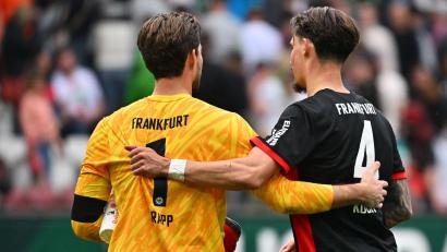 Bild: Jan-Philipp Strobel/dpa
Kevin Trapp (l) fehlt im Pokal-Kader von Eintracht Frankfurt und hat die Kapitänsbinde an Robin Koch abgegeben.