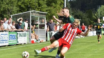 Bild: Hubert Ziegler
Martin Popp (links) und seine Teamkollegen von der DJK Ammerthal spielten gegen den TSV Nürnberg-Buch nur 1.1.