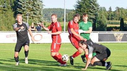 Bild: Gebert
Der TSV Konnersreuth besiegte die SpVgg Weißenstadt mit 2:0. Hier kämpfen Florian Greim (Zweiter von links) und Cedric Reiter (Mitte) im Gästestrafraum um den Ball.
