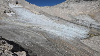 Bild: Angelika Warmuth/dpa
Am Nördlichen Schneeferner lag bis in den Juli Altschnee und ließ den Gletscher größer aussehen. (Archivbild)