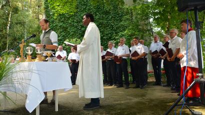 Bild: fdl
Der Gottesdienst zur Eröffnung des Rödlaser Turmfestes wurde zelebriert von Parrer Ndudi Lelechi. Der Ehenfelder Männerchor umrahmte ihn musikalisch. Hubert Deichl trug die Fürbitten vor.