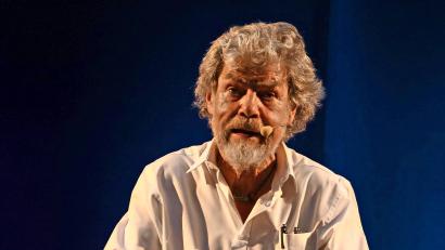 Bild: Andrea Herdegen
„Öfters als alle anderen bin ich immer wieder gescheitert. Wäre ich nicht gescheitert, wäre ich heute nicht hier“: Reinhold Messner beim Vortrag in der Marktredwitzer Glasschleif.