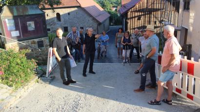 Bild: mnt
Beim Ortsrundgang machte sich der Vorstand der Dorferneuerung Thanstein/Hebersdorf zusammen mit den Planern ein Bild von den Maßnahmen.