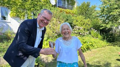 Bild: Regina Kießling
Oberbürgermeister Michael Cerny stößt mit Theresia Samberger auf deren 90. Geburtstag an.