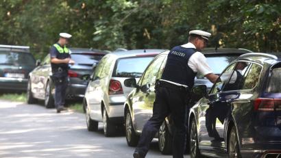 Bild: Hirsch
Die Polizei hatte in den vergangenen Tagen wieder viel zu tun auf der nördlichen Seite des Murner Sees. Wer sein Auto im Grünstreifen abstellte, bekam einen Strafzettel über 55 Euro.