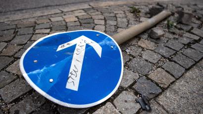 Symbolbild: Sina Schuldt
Vor einer Verkehrsinsel in Maxhütte-Haidhof wird ein Verkehrsschild beschädigt.
