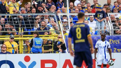 Bild: Jan Woitas/dpa
Christopher Antwi-Adjei (r, FC Schalke 04) steht bei einem Einwurf. Der Spieler gab nach dem Spiel an, dabei rassistisch beleidigt worden zu sein.