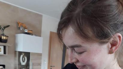Bild: Raab
Die Geburt eines Kindes löst auch bei Hebammen Glückgefühle aus. Verena Raab sorgt mit weiteren elf Hebammen am Notfalltelefon dafür, dass Müttern im Wochenbett und Säuglingen geholfen wird.